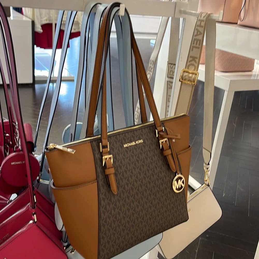 MICHAEL KORS CHARLOTTE LARGE TOP ZIP Tote bag
Brown
NWT - Picture 12 of 16